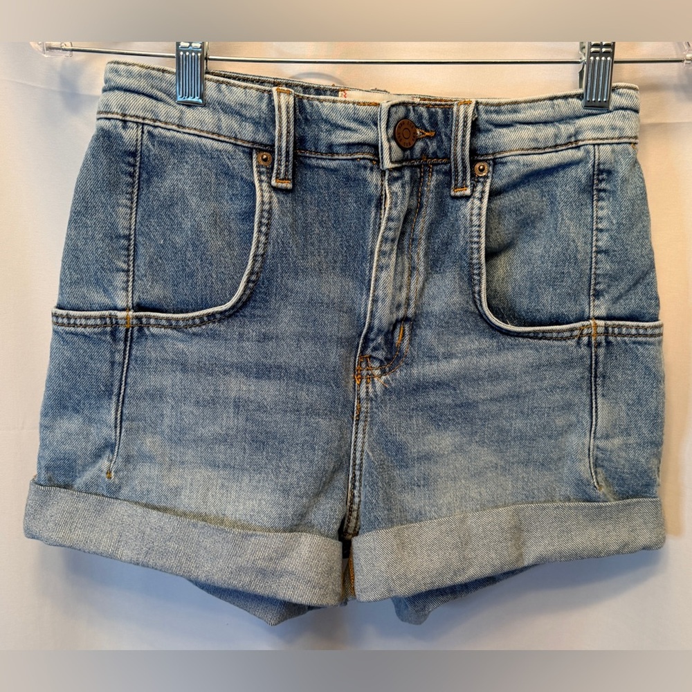 BDG Denim High Rise Roll Hem Size 25 Light Wash Summer Core Y2K 2.5”‎ Inseam